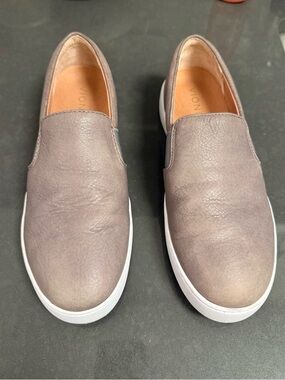 Vionic women’s  Slip-On Casual Sneakers in Taupe Gray size 7